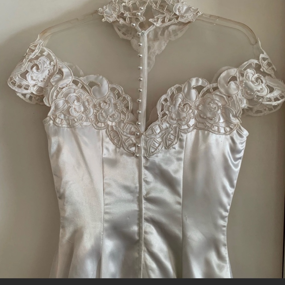 Gently used (needs dry cleaning) it’s been stored